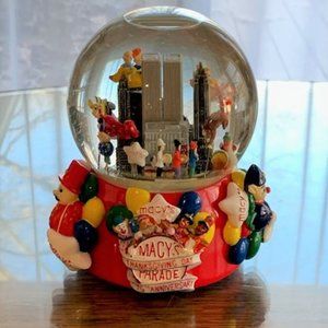 Macy's Thanksgiving Day Parade 2001 with Twin Towers Water Globe